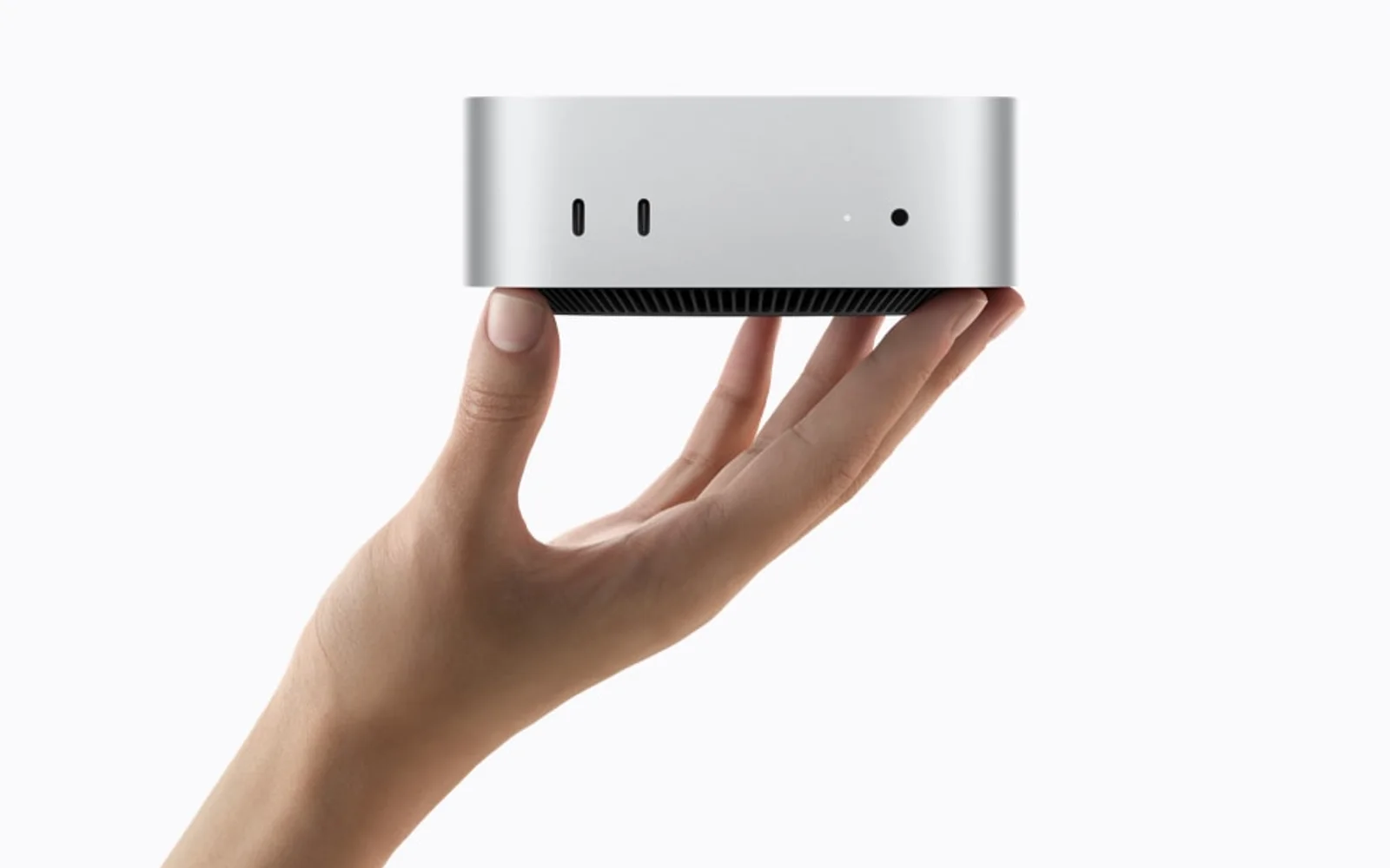 손에 들린 실버 Mac mini M6의 전면 포트 모습