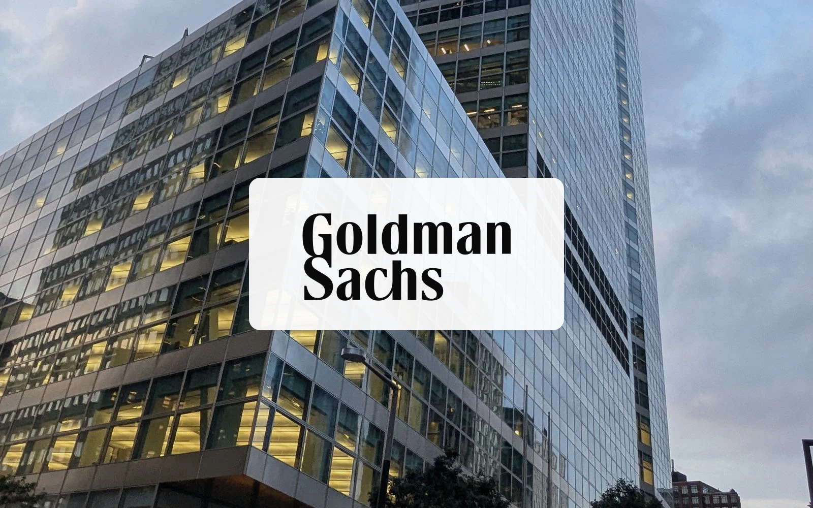 Goldman Sachs 뉴욕 본사 건물과 Goldman Sachs 로고